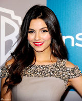 高清组图：维多利亚-嘉丝蒂紧身裙亮相身材窈窕