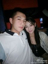 组图：北影表演系新生K歌照竖中指显不雅