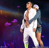 组图：刘德华演唱会卖萌卖力 露腹肌与女伴缠绵