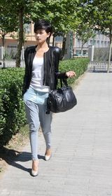 组图：万茜街拍LOOK 黑色夹克搭哈伦裤