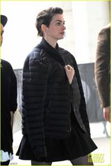 组图：海瑟薇裸妆伦敦录节目 透视衬衫短裙黑丝