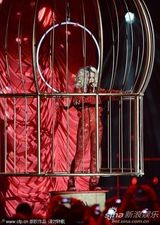 组图：Rita Ora撑黑伞演出 红色蕾丝连身裤秀身段