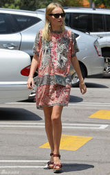 组图：凯特-波茨沃斯街拍秀印花连衣裙