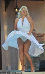 组图：梦露模仿者亮相 性感经典动作再现