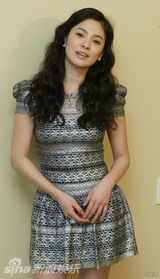 幻灯图：宋慧乔访台避答情变 身着短裙靓丽迷人