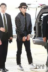 组图：Rain赴新加坡亮相机场 礼帽铆钉装帅气