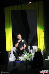 组图：章子怡为陈奕迅捧场送飞吻 郎朗伴奏