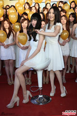 组图：林依晨亮相记者会 白色长裙优雅文静