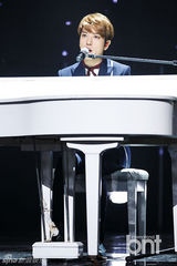 组图：少女时代回归打榜夺冠 西装礼帽显帅气