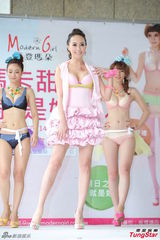 组图：人妻关颖性感挤奶 不怕老公吃醋