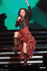 组图：邓紫棋红馆开唱张芸京助阵 为离世外婆献歌