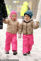 组图：杰西卡-帕克雪天送可爱双胞女儿上学