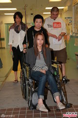 组图：徐子珊踩地上水渍跌倒 挫伤尾龙骨坐轮椅