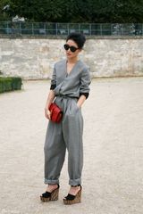 组图：陈燃优雅亮相巴黎时装 引爆最新秋装热潮