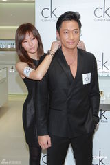 组图：徐子珊坚称未整容 吴卓羲真空西装秀性感