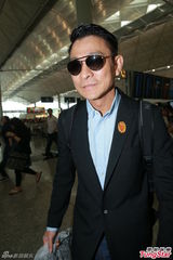 组图：刘德华急离港避台风 20余名粉丝护送