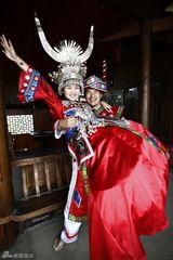 组图：何洁赫子铭民族婚纱照曝光 9月在京完婚