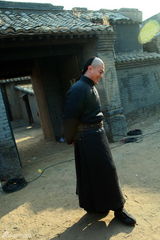 组图：《镖门》霍建华剃光头 贾青花痴倒追