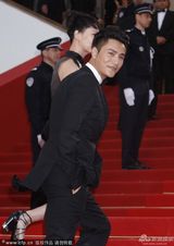 组图：陈坤携《过界》剧组亮相红毯 黑西服帅气