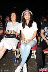 组图：章子怡为陈奕迅捧场送飞吻 郎朗伴奏