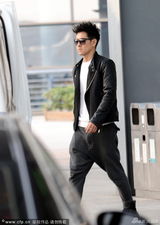 组图：林志颖帅气现身展童颜 镜头前比V卖萌