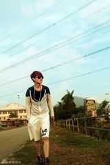 组图：李昊瀚远赴马来西亚拍MV 旅行中寻意境