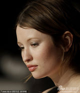 组图：《睡美人》发布会 艾米丽-布朗宁俏皮亮相 