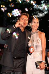 组图：爱娃助阵《沙漠驼影》首映 现场玩吹泡泡