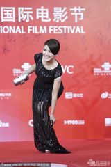 组图：颜丙燕一袭黑裙亮相红毯 高贵典雅