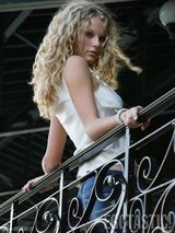 组图：斯威夫特曝青涩旧照 泡面头婴儿肥差异大