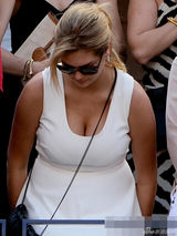 组图：抖奶超模观战网球赛 看台吃热狗大秀乳沟