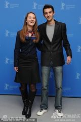 《血之救赎》发布会 导演亲热摸男主角玩“断背”