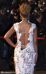 幻灯图集：法国NRJ电台颁奖 蕾哈娜透视蕾丝展媚态