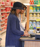 组图：阿尔芭时尚出街 宽边帽配破洞牛仔裤