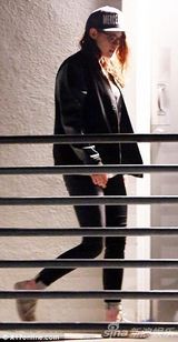 组图：暮光女与闺蜜深夜出游 大吃夜宵不惧发福