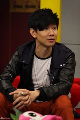 组图：林俊杰做客新浪聊天 吐舌卖萌酒窝俏皮