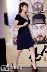 组图：李钟硕穿蜘蛛人格纹装亮相《观相》试映