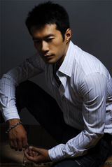 组图：演员谭凯最新写真曝光 彰显成熟男人魅力
