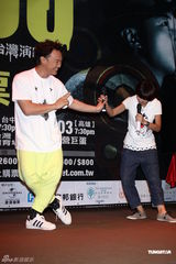 组图：陈奕迅台北签票遭台风搅局 演唱会曲目歌迷选