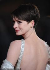 组图：安妮-海瑟薇大露背亮相首映 阿曼达性感秀乳沟