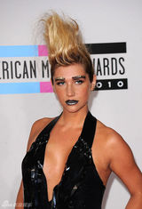 组图：钱婆Ke$ha夸张造型盘点 金发雀斑似邋遢男