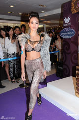 组图：名模Jessica C.身材傲人 坦言养帅哥男友