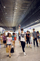 组图：胡夏离台黑超便服现身机场 粉丝不舍送机