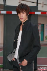 组图：曾沛慈SpeXial为新剧造势 与学生拼球技