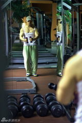 幻灯图：姚雨鑫拍写真大秀肌肉 健身中显男人本色