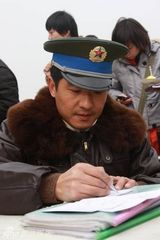 幻灯图集：郭晓冬首次剧组过生日 众影迷热情送大礼