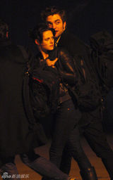 高清：《暮光之城》男女主角伦敦夜路把手牵