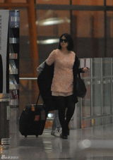 组图：李湘深夜抵京 身材丰满老板范十足