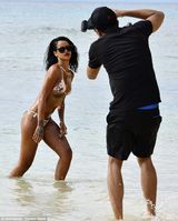 组图:蕾哈娜海滩拍比基尼写真 喝酒解暑秀S曲线