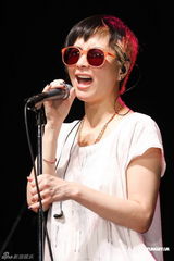 组图：何超仪推新EP携团开唱 感谢老板陈冠希支持